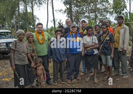 Papua-Neuguinea; Goroka - Namta; Begrüßung der Gäste der Ureinwohner aus Polen an der Pfarrgrenze. Begrüßung der Gäste durch Ureinwohner Stockfoto