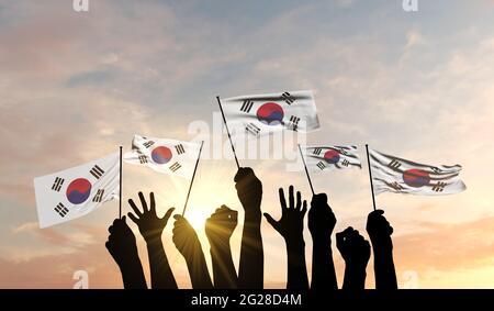 Silhouette aus hochgezogene Waffen, die mit Stolz eine südkoreanische Flagge schwenken. 3D-Rendering Stockfoto