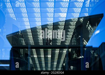 Berlin, Deutschland. Juni 2021. Zwei Menschen gehen auf einer Brücke im Paul-Loebe-Haus, einem parlamentsgebäude im Regierungsviertel in Berlin. Quelle: Markus Schreiber/AP POOL/dpa/Alamy Live News Stockfoto