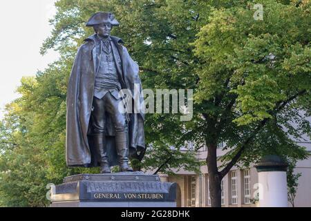 Magdeburg, Deutschland. September 2017. Denkmal für General Friedrich Wilhelm von Steuben (1730-1794). Steuben war ein preußischer General und US-General. Er reorganisierte die kontinentale Armee während des amerikanischen Unabhängigkeitskrieges. Steuben wurde am 17. September 1730 in Magdeburg geboren. Er starb am 28. November 1794 in Utica, New York. Quelle: Stephan Schulz/dpa-Zentralbild/ZB/dpa/Alamy Live News Stockfoto