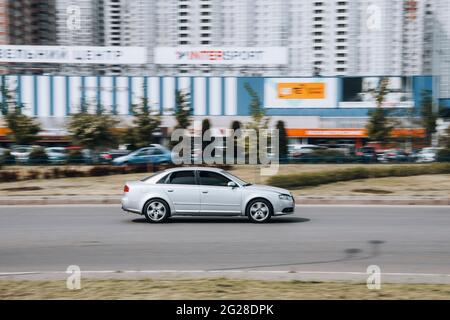 Ukraine, Kiew - 13. Mai 2021: Silberner Audi A4-Wagen fährt auf der Straße. Redaktionell Stockfoto
