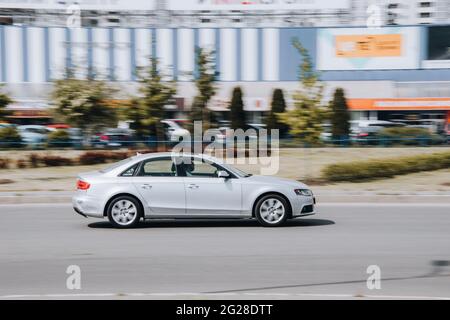 Ukraine, Kiew - 13. Mai 2021: Weißer Audi A4 fährt auf der Straße. Redaktionell Stockfoto