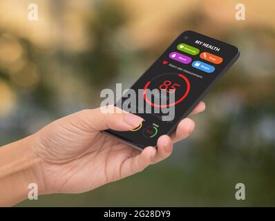 Frau Hand mit Smartphone mit Gesundheitsbuch-App auf dem Bildschirm Stockfoto