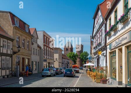 05. Juni 2021, Sachsen-Anhalt, Tangermünde: Die Altstadt von Tangermünde mit dem Neustädter Tor zieht jedes Jahr viele Touristen an, vor allem Wanderer und Radfahrer. Die Hansestadt Tangermünde liegt direkt am Elberadweg. Mit seinen Backstein- und Fachwerkgebäuden ist sie eine der ältesten Städte der Altmark. Foto: Stephan Schulz/dpa-Zentralbild/ZB Stockfoto