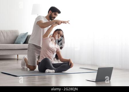 Online-Unterricht zusammen, Familienbeziehungen, Training und Selbstisolation von covid-19 Stockfoto