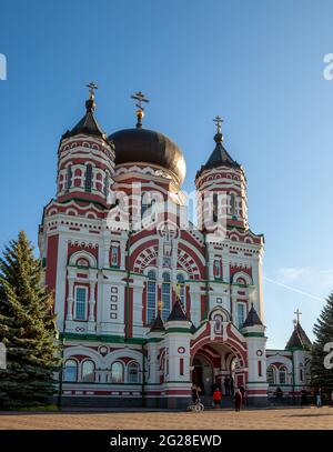Panteleimon-Kloster in Feofania, Kiew. Schöne alte rote orthodoxe Kirche. Kreuze auf den Kuppeln. Cathedral Area historischen Kiew. Der Feofaniya Park ist der schönste Ort in Kiew, Ukraine. Stockfoto