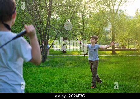 Zwei Brüder spielen in der Natur, dem Familien-Sportpark Rasen Stockfoto