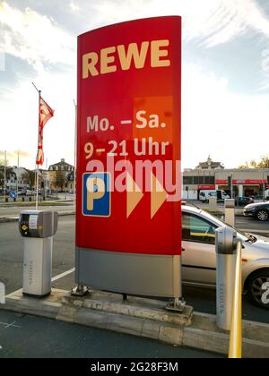 NEUWIED, DEUTSCHLAND - 12. Nov 2020: Neuwied, Deutschland - 12. November 2020: Rote Anzeige am Eingang des Parkplatzes des REWE-Supermarktes mit op Stockfoto