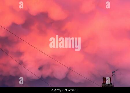 Zornige rosa Wolken am Himmel Stockfoto