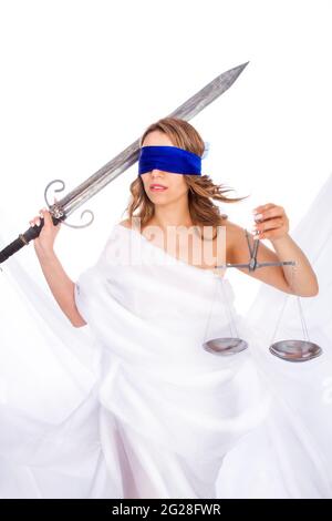 Die alte Göttin der Gerechtigkeit Themis in flatternden weißen Gewändern, verbundenen Augen, Schwert in der einen Hand und Schuppen in der anderen. Das Symbol des Unparteilichen Stockfoto