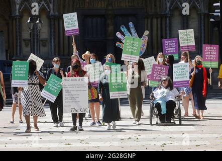 London, Großbritannien. Juni 2021. Wohltätigkeitsorganisationen, Prominente, Aktivisten und Abgeordnete protestieren in Westminster und fordern die Regierung und Boris Johnson auf, die Rechte der Frauen vor dem G7-Gipfel vom 11. Bis 13. Juni zu berücksichtigen. Abgeordnete wie Jess Philips, Marsha De Cordova und Baroness Suggs versammelten sich an der Millicent Fawcett-Statue auf dem Parliament Square, um zur Downing Street zu laufen. Helen Pankhurst, große Grand-Tochter von Emmeline Pankhurst, aufgestellt von der Statue von Millicent Fawcett. Kredit: Mark Thomas/Alamy Live Nachrichten Stockfoto