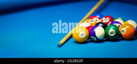 Billard-Pool-Kugeln Rack und Queue auf dem blauen Stofftisch. Banner Copy Platz Stockfoto