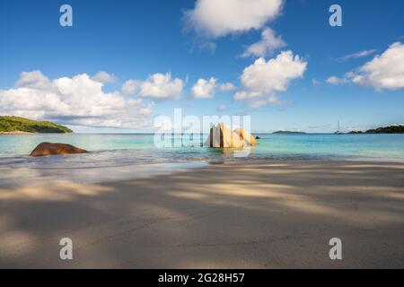 Tropischer Strand anse lazio auf praslin, seychellen Stockfoto