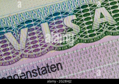 Schengen-Visum Stempel im Pass. Clouse-Up. Fragment des Schengen-Visums im Pass Stockfoto