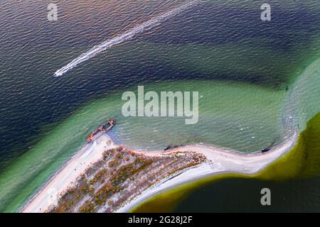 Altes Schiffswrack Stahlbetonbarge verlassen stehen am Strand an der Küste des Schwarzen Meeres in Kinburn Halbinsel, Ukraine Stockfoto