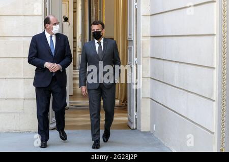 Paris, Frankreich. Juni 2021. Le President de la Republique, Emmanuel Macron et Jean Castex, Premier Ministre arrivent au conseil des Ministres du 9 juin 2021, au palais de l'Elysee a Paris. Der französische Präsident Emmanuel Macron bei einem Kabinettstreffen am 9. juni 2021 im Pariser Elysee-Palast Foto von Stephane Lemouton/Pool/ABACAPRESS.COM Quelle: Abaca Press/Alamy Live News Stockfoto