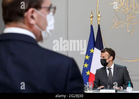 Paris, Frankreich. Juni 2021. Le President de la Republique, Emmanuel Macron et Jean Castex, Premier Ministre lors du conseil des Ministres du 9 juin 2021, au palais de l'Elysee a Paris. Der französische Präsident Emmanuel Macron bei einem Kabinettstreffen am 9. juni 2021 im Pariser Elysee-Palast Foto von Stephane Lemouton/Pool/ABACAPRESS.COM Quelle: Abaca Press/Alamy Live News Stockfoto