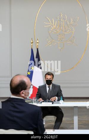 Paris, Frankreich. Juni 2021. Le President de la Republique, Emmanuel Macron et Jean Castex, Premier Ministre lors du conseil des Ministres du 9 juin 2021, au palais de l'Elysee a Paris. Der französische Präsident Emmanuel Macron bei einem Kabinettstreffen am 9. juni 2021 im Pariser Elysee-Palast Foto von Stephane Lemouton/Pool/ABACAPRESS.COM Quelle: Abaca Press/Alamy Live News Stockfoto