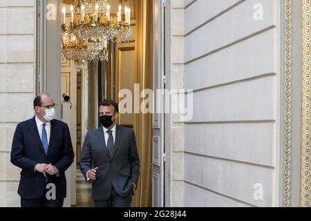 Paris, Frankreich. Juni 2021. Le President de la Republique, Emmanuel Macron et Jean Castex, Premier Ministre lors du conseil des Ministres du 9 juin 2021, au palais de l'Elysee a Paris. Der französische Präsident Emmanuel Macron bei einem Kabinettstreffen am 9. juni 2021 im Pariser Elysee-Palast Foto von Stephane Lemouton/Pool/ABACAPRESS.COM Quelle: Abaca Press/Alamy Live News Stockfoto