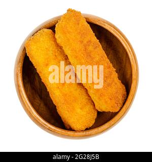 Frittierte vegane, fischlose Finger in einer Holzschüssel. Fishless Sticks, basierend auf Sojaprotein, paniert und knusprig beschichtet, frittiert und verzehrfertig. Stockfoto
