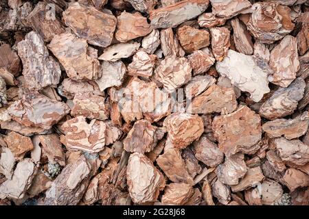 Hintergrund der Kiefernrinde Nuggets Schicht für die Gartenarbeit verwendet. Natürliche Textur Stockfoto