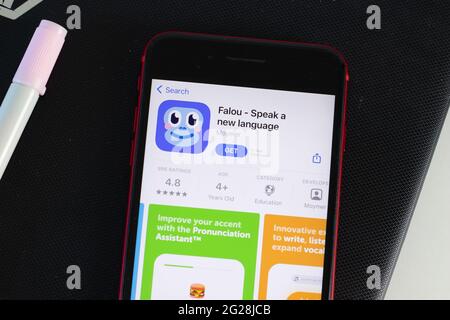 New York, USA - 1. Juni 2021: Falou - Sprechen Sie ein Logo für eine neue Sprache für die mobile App auf dem Telefonbildschirm, Nahaufnahmungssymbol, illustratives Editorial Stockfoto