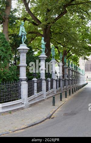 Brüssel, Belgien - 02 2019. Juli: Der Petit Sablon Platz (französisch: Square du Petit Sablon) ist ein Garten im Neorenaissance-Stil mit einem Brunnen und Skulpturen, Stockfoto