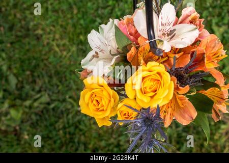 Blumenarrangement bei einem Hochzeitsempfang Stockfoto