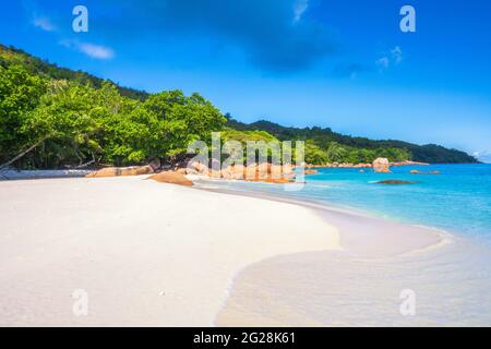Tropischer Strand anse lazio auf praslin auf den seychellen Stockfoto