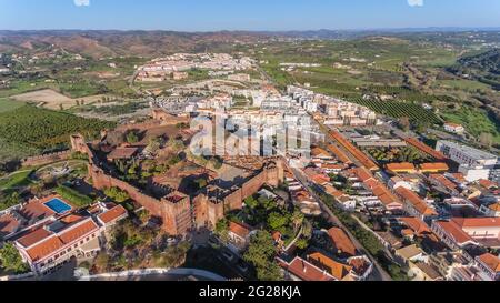 Das portugiesische historische Dorf Silves, Alentejo-Zone der Algarve, Blick vom Himmel, Luftaufnahme. Festung und im Vordergrund. Sommer Stockfoto