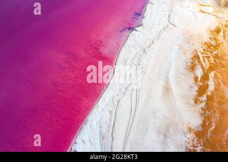 Abstrakte Ansicht von rosa See Salzwasser von Drohne. Kreative Natur Farbkonzept. Draufsicht Hintergrund Stockfoto