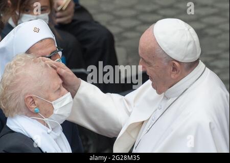 9. Juni 2021: Papst Franziskus segnet ältere Frauen während der wöchentlichen Generalaudienz im Innenhof von San Damaso im Vatikan. Stockfoto