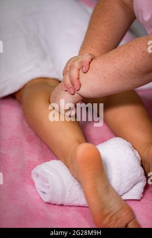 Gesichts- und Körperfußmassage im Spa-Salon Stockfoto
