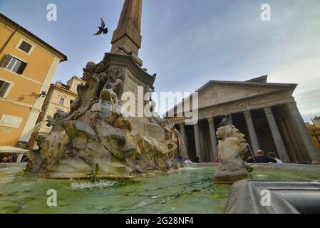 Der Fontana del Pantheon Brunnen vor dem antiken Pantheon römischen Tempel in Rom, Italien. Stockfoto