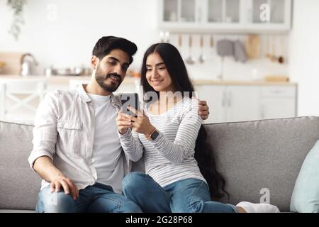 Soziale Netzwerke, Erinnerungen mit Foto, neue Website, Angebot, App und Online-Anzeige Stockfoto