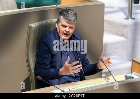 Der flämische Minister für Innenpolitik und Zusammenleben Bart Somers im Bild während einer Plenarsitzung des flämischen Parlaments am Mittwoch in Brüssel Stockfoto