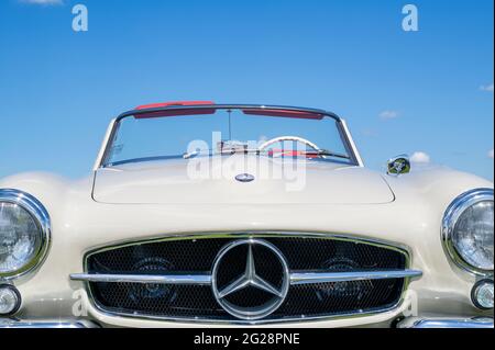 1960 Mercedes 190 im Sommer Bicester Heritage Center sonntag kriechen Veranstaltung. Oxfordshire, England Stockfoto