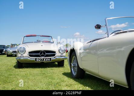 1960 Mercedes 190 im Sommer Bicester Heritage Center sonntag kriechen Veranstaltung. Oxfordshire, England Stockfoto