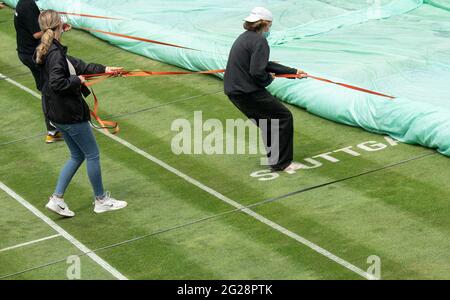 Stuttgart, Deutschland. Juni 2021. Tennis: ATP Tour - Stuttgart, Herren-Singles, 1. Runde. Helfer decken den Center Court während einer Regenpause ab. Quelle: Marijan Murat/dpa/Alamy Live News Stockfoto