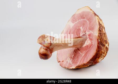 Gekochter Knochen in Schinken auf weißem, isoliertem Hintergrund. Nahaufnahme. Stockfoto