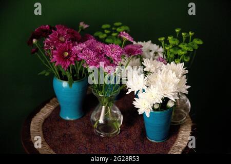 Blumenstrauß im Blumentopf auf dem Tisch Stockfoto