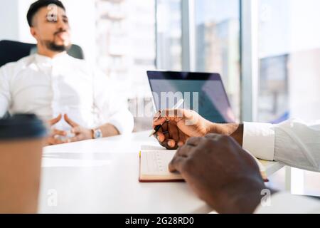 Zwei multirassische Büroangestellte beim morgendlichen Briefing Stockfoto