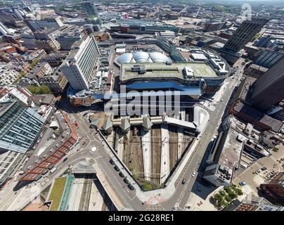 Birmingham New Street Grand Central Station England Luftaufnahme des Stadtzentrums mit Kreuzung Bahnhof. Große Transportknotenzüge am Bahnsteig Stockfoto