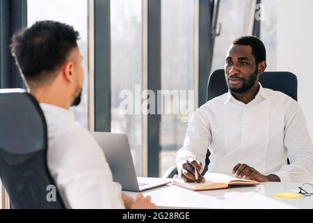 Der Leiter des Unternehmens führt ein Interview für den zukünftigen Mitarbeiter durch Stockfoto