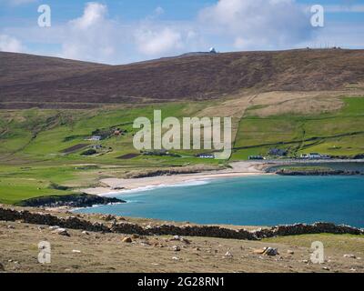Der unberührte, menschenleere Norwick-Strand auf der Insel Unst, Shetland, Großbritannien, ist mit Sonnenschein auf türkisfarbenem Wasser ausgestattet Stockfoto
