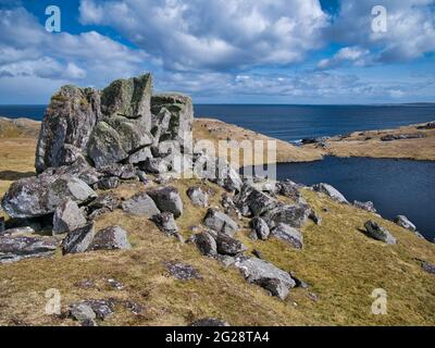 The Stanes or Stones of Stofast on Lunna Ness, Shetland, UK - die Steine sind große Gletscherrasen auf einem Hügel in der Nähe von Stofast Stockfoto