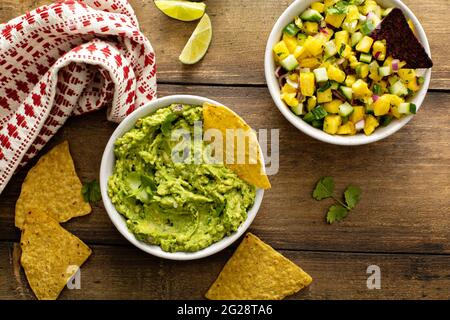 Tortilla Chips mit Dips, Guacamole und Salsa Stockfoto