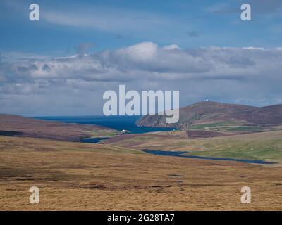 Ein Blick über die offene Moorlandschaft auf der Shetland-Insel Unst vom Valla Field zum Burra Firth und dem Hügel von Saxa Vord mit dem weißen RAF-Radar oben. Stockfoto