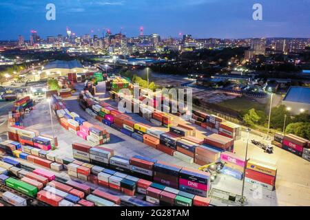 Luftaufnahme des Landor Street Freightliner Terminals und der Skyline von Birmingham bei Nacht Stockfoto
