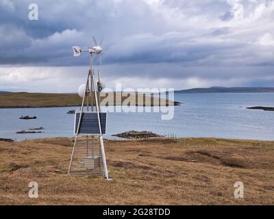 Eine mit Solar- und Windturbinen betriebene Mikrowellen-Datenrelais-Station auf offenem Moor auf Lunna Ness, Shetland, Großbritannien Stockfoto